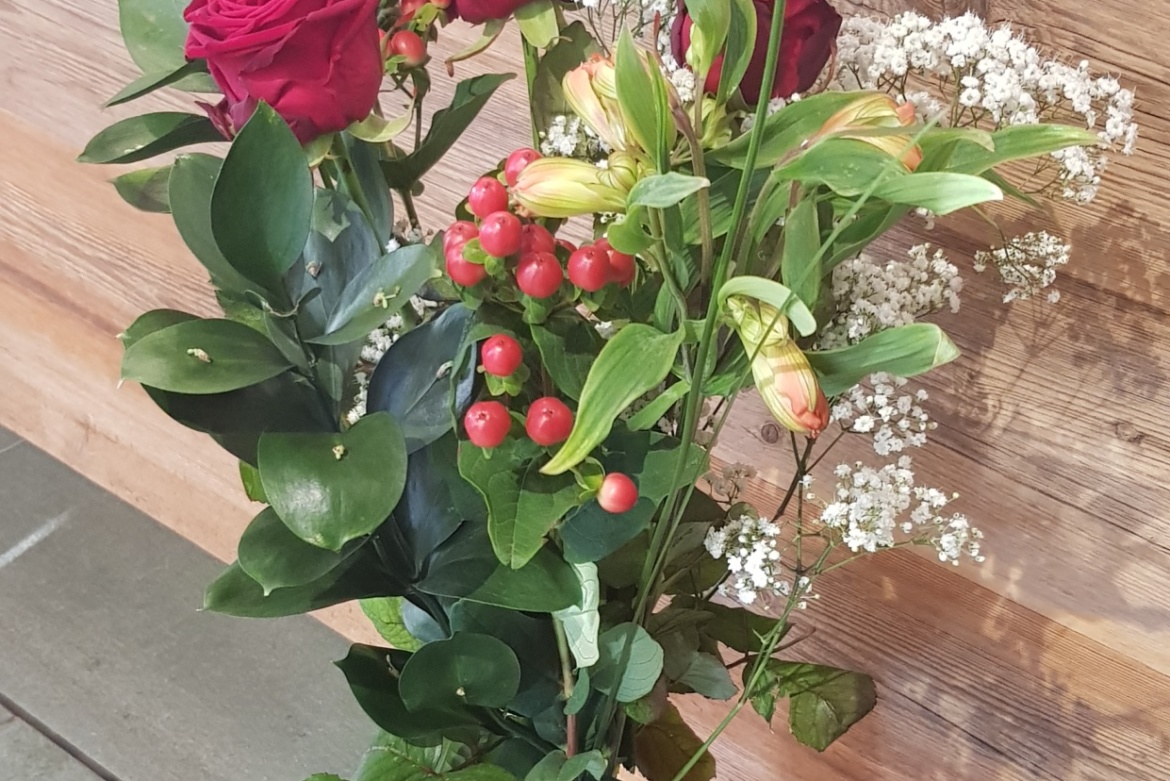 Bouquet de 3 roses rouges Red Naomi avec garniture