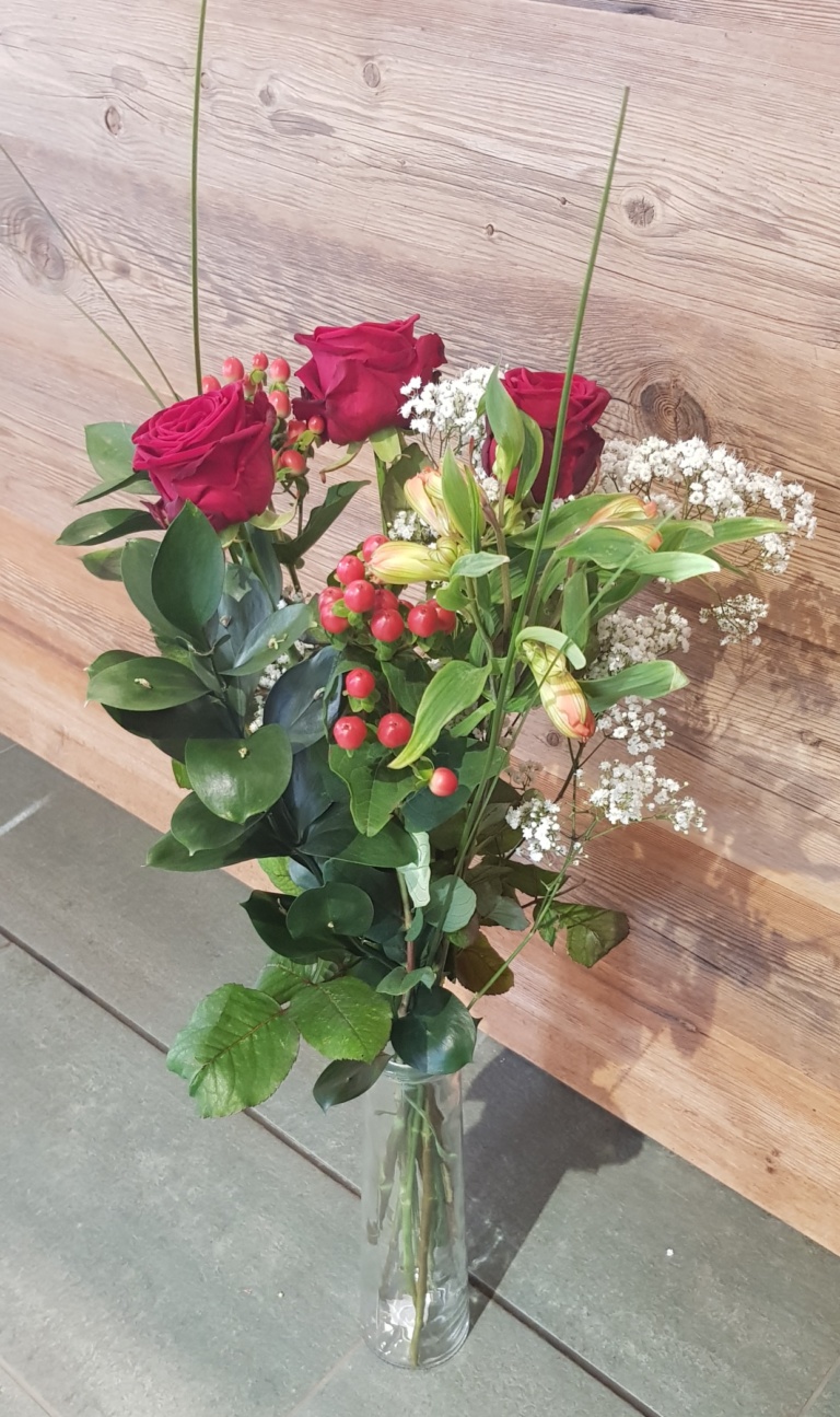 Bouquet de 3 roses rouges Red Naomi avec garniture Galley