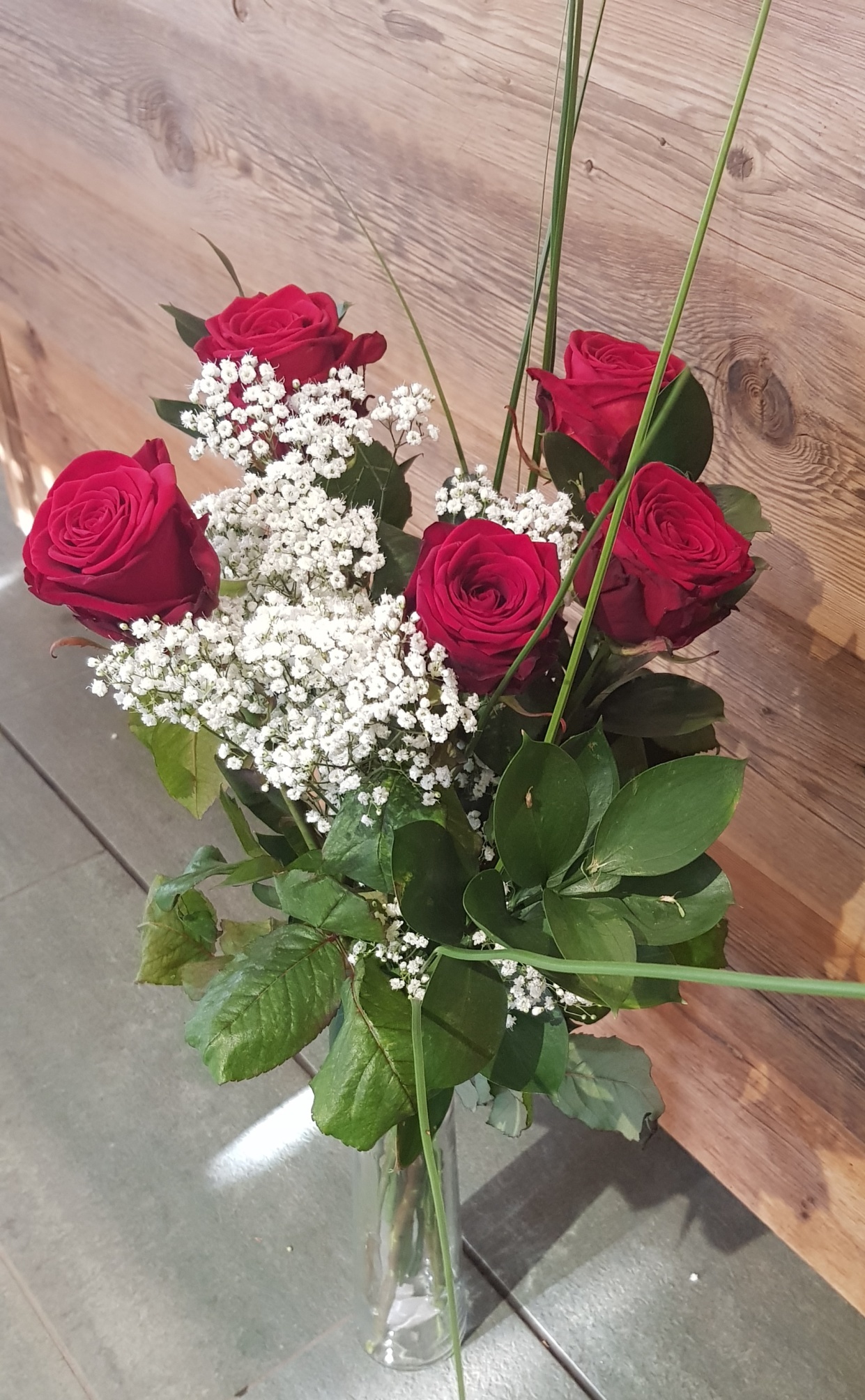 Bouquet de 5 roses rouges Red Naomi avec garniture - Galley Fleurs