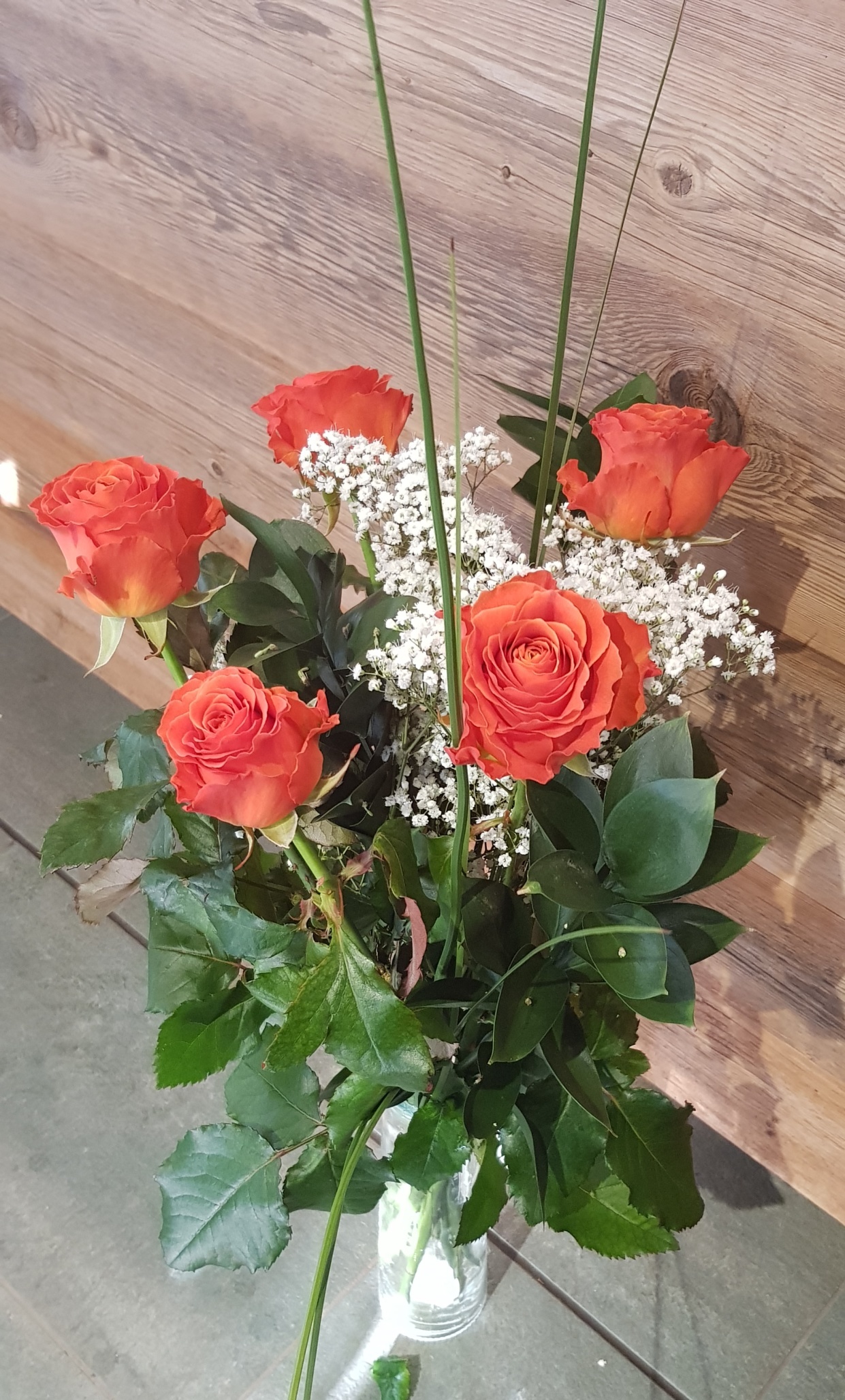 Bouquet de 5 roses oranges Clarence avec garniture - Galley Fleurs