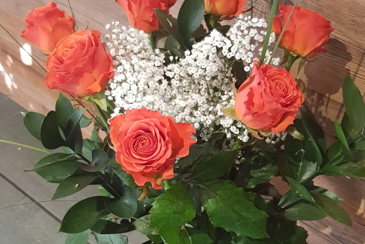 Bouquet de 7 roses oranges Clarence avec garniture