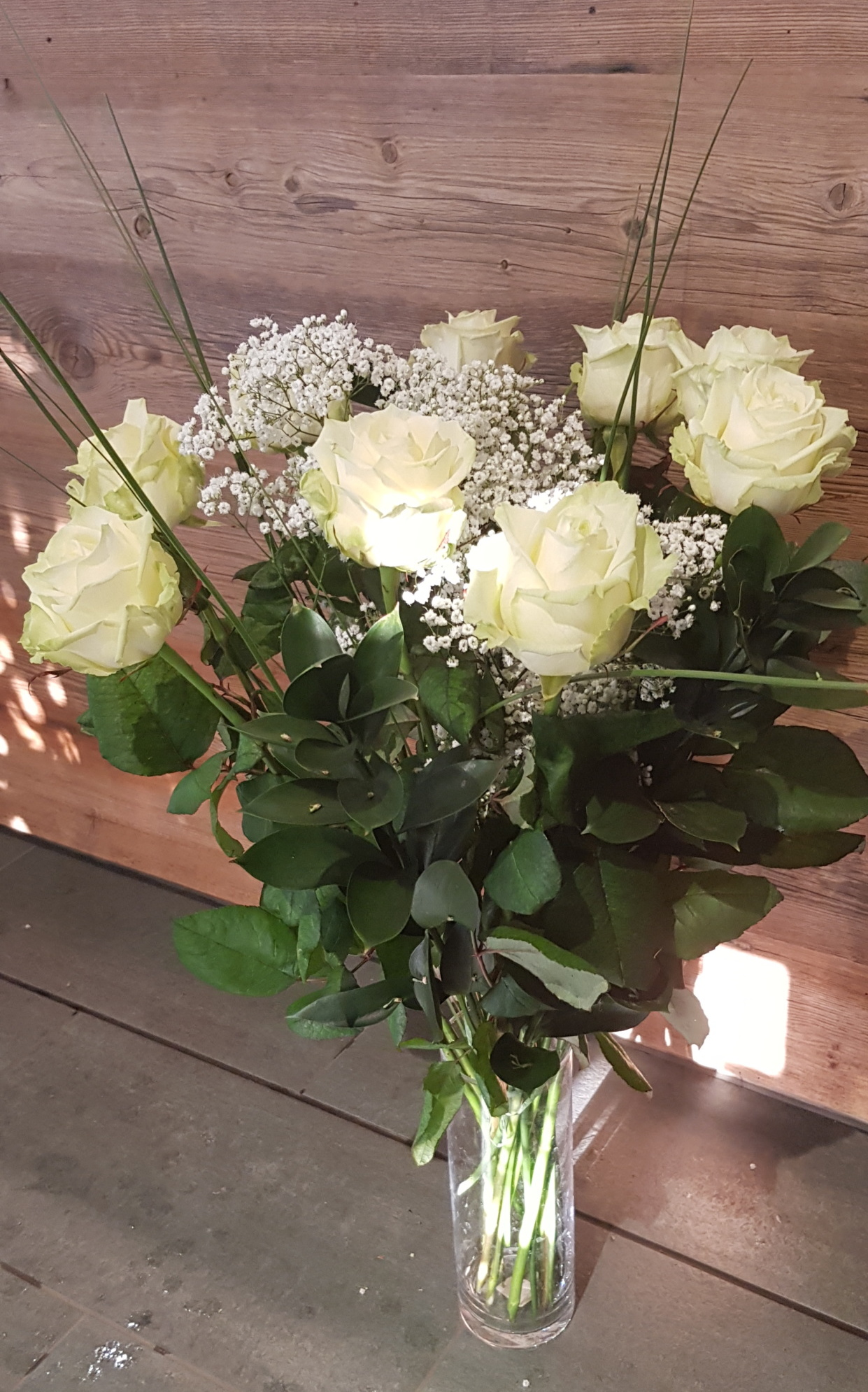 Bouquet de 9 roses blanches avec garniture - Galley Fleurs