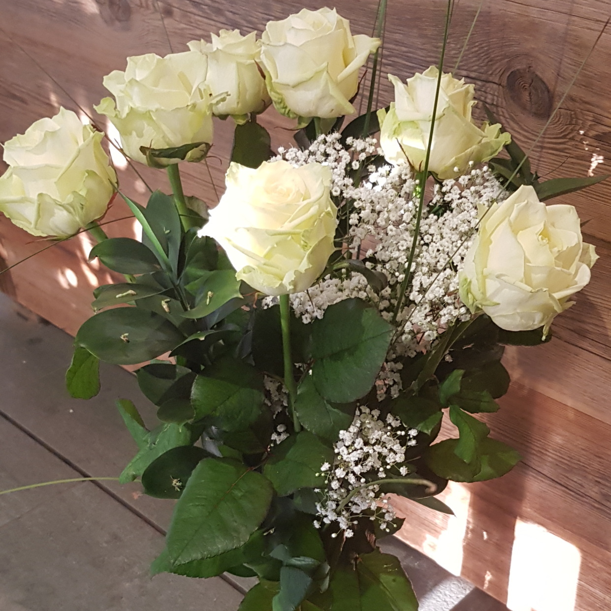 Bouquet de 7 roses blanches avec garniture - Galley Fleurs